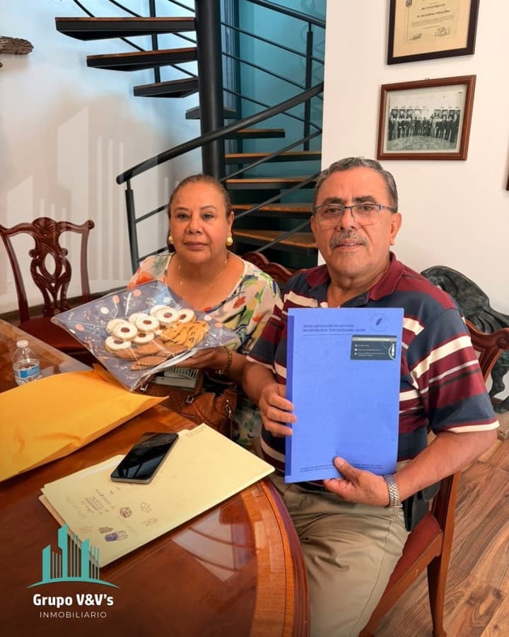 Sr. Sandoval y Sra. Paulina, cliente de V&V Inmobiliario